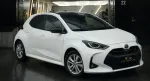 Vit Toyota Yaris som lånebil hos FTF Solfilm