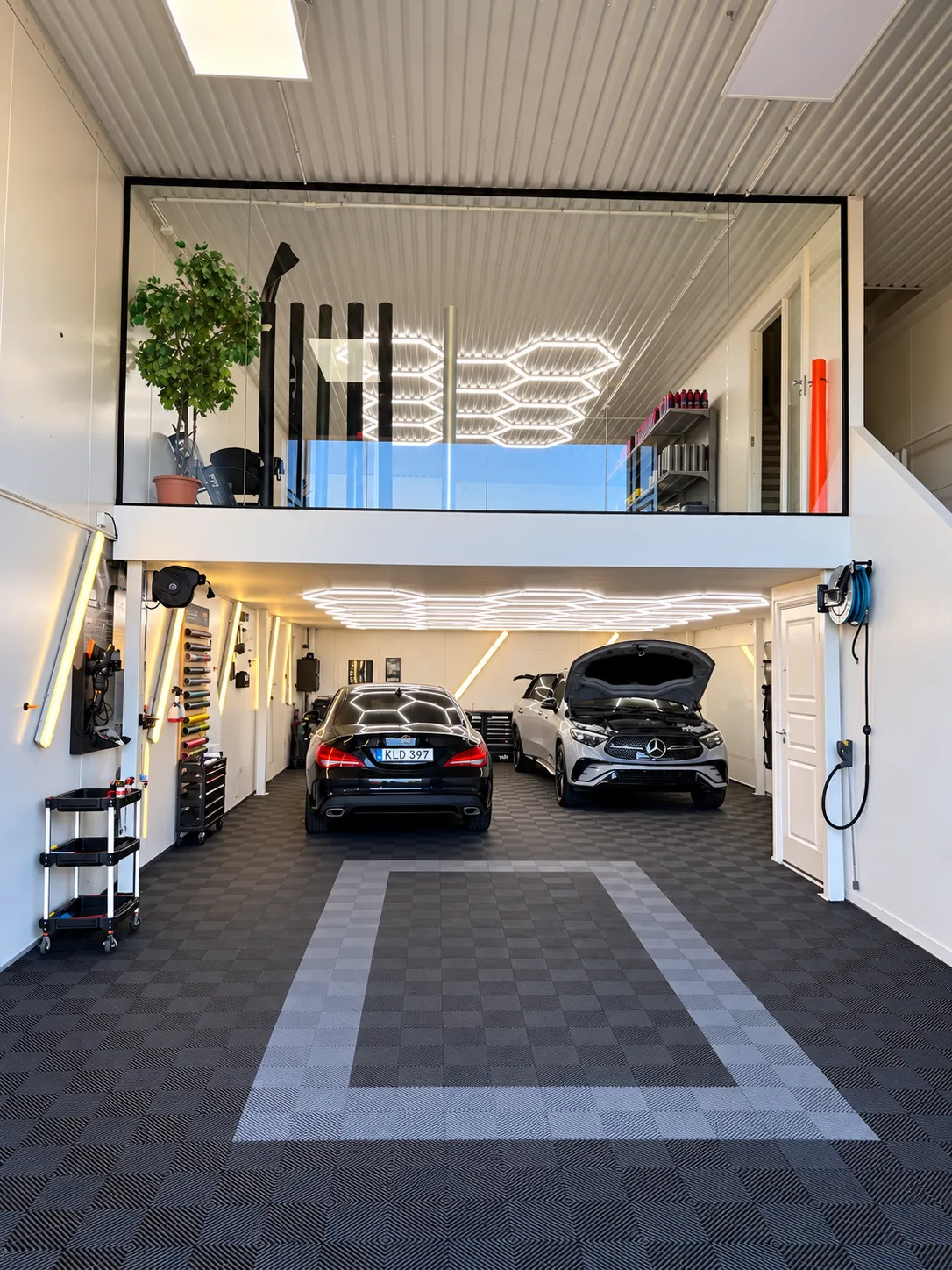 Glansrent städteam utför kontorsstädning och garagestädning hos FTF Solfilm i Stockholm