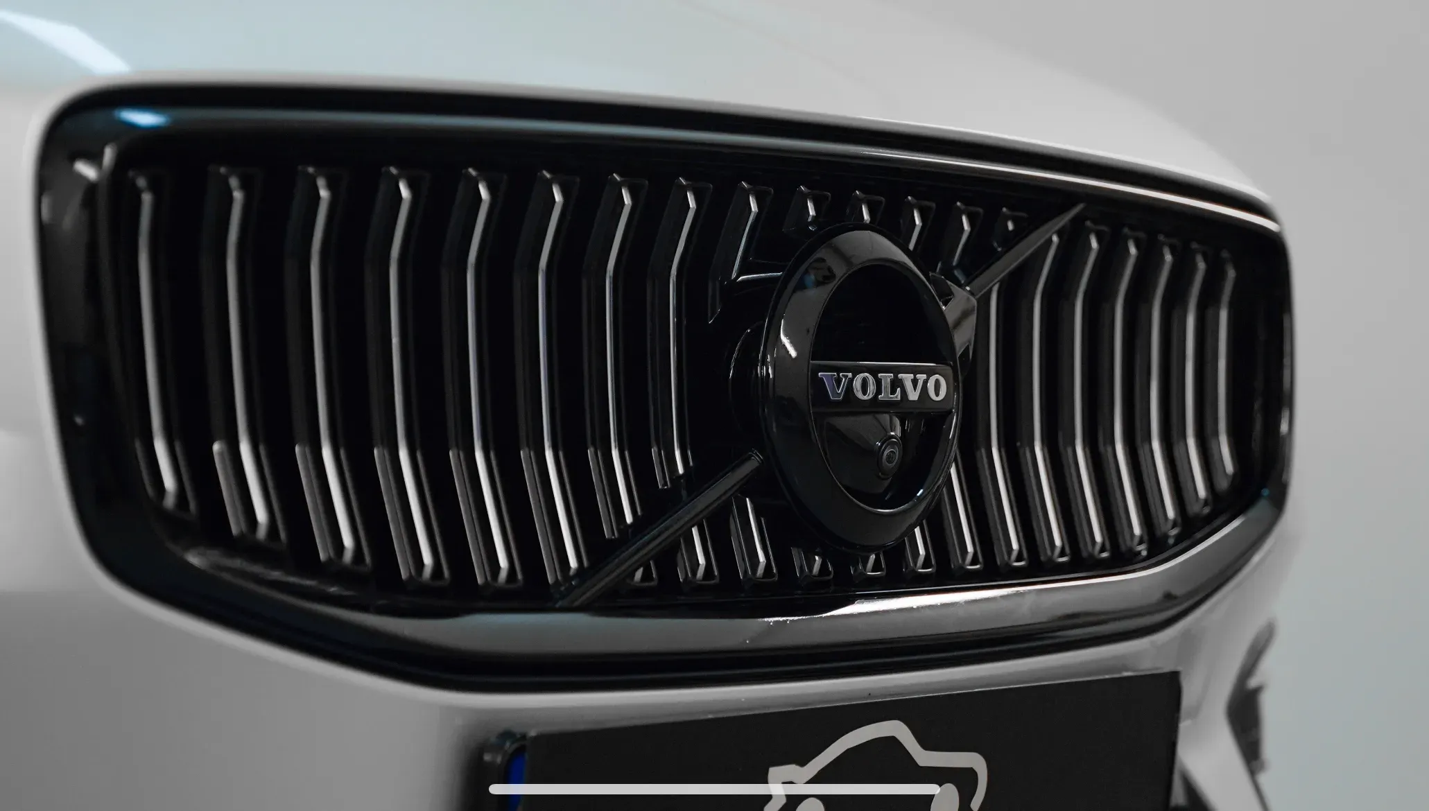 Volvo-grill och emblem efter chrome delete