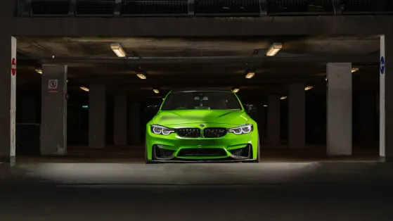 BMW med grön bilfoliering parkerad i Haninge, Stockholm.