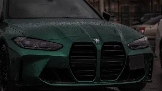 Närbild på grön BMW med bilfoliering i Haninge, Stockholm.