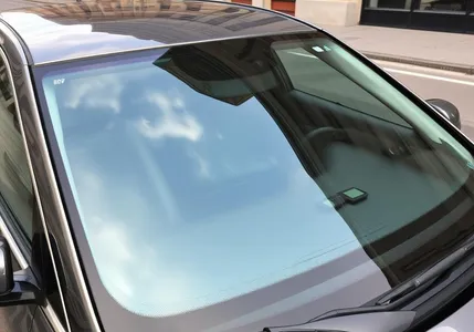 Vindruta med monterat stenskottsskydd på en personbil i Stockholm
