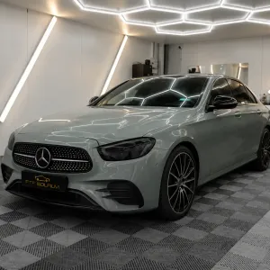 Ljus grågrön Mercedes Benz med tonade lyktor hos FTF Solfilm i Stockholm och Haninge