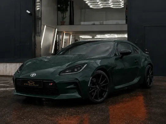 Mörkgrön Toyota med tonade lyktor hos FTF Solfilm i Stockholm och Haninge