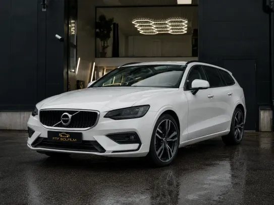 Svagt vit Volvo med tonade lyktor hos FTF Solfilm i Stockholm och Haninge