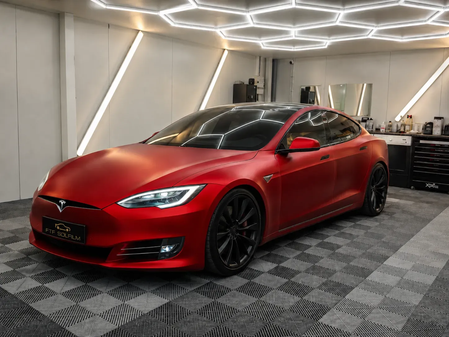 Tona rutor med solfilm i Stockholm på Tesla hos FTF Solfilm