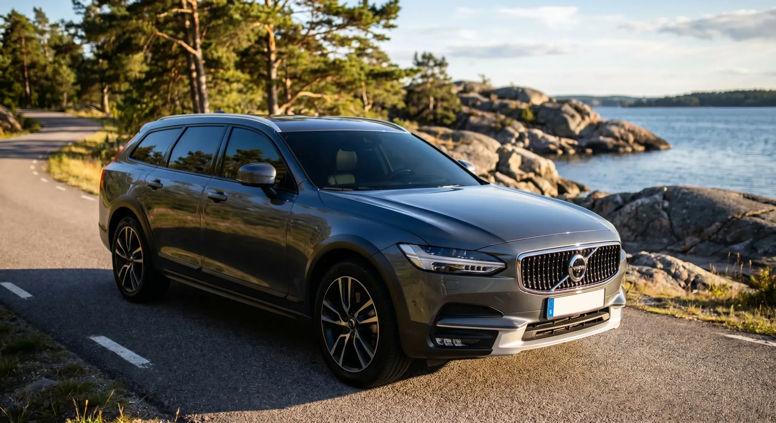 Modern SUV med glansig lackskydd parkerad vid solig skärgårdsväg på Värmdö