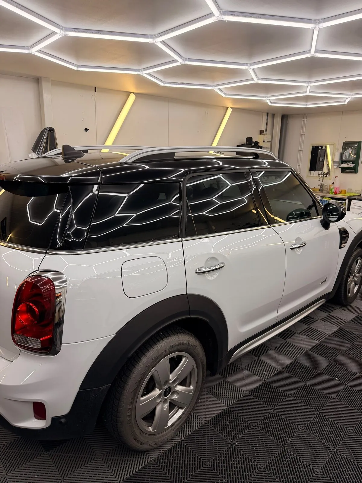 Vit Mini Countryman med tonade rutor från sidan i FTF Solfilms studio