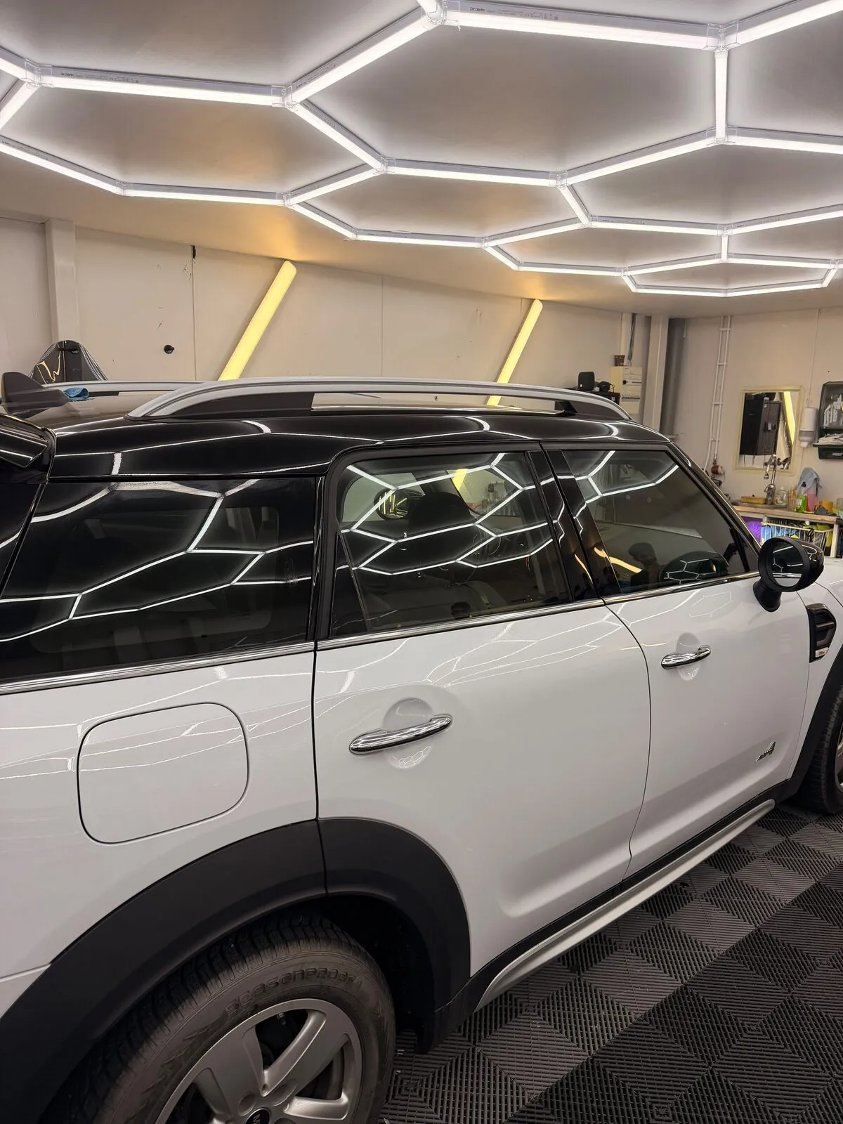 Före och efter: vit Mini Countryman med tonade bakre rutor och ännu otonade främre rutor i FTF Solfilms studio