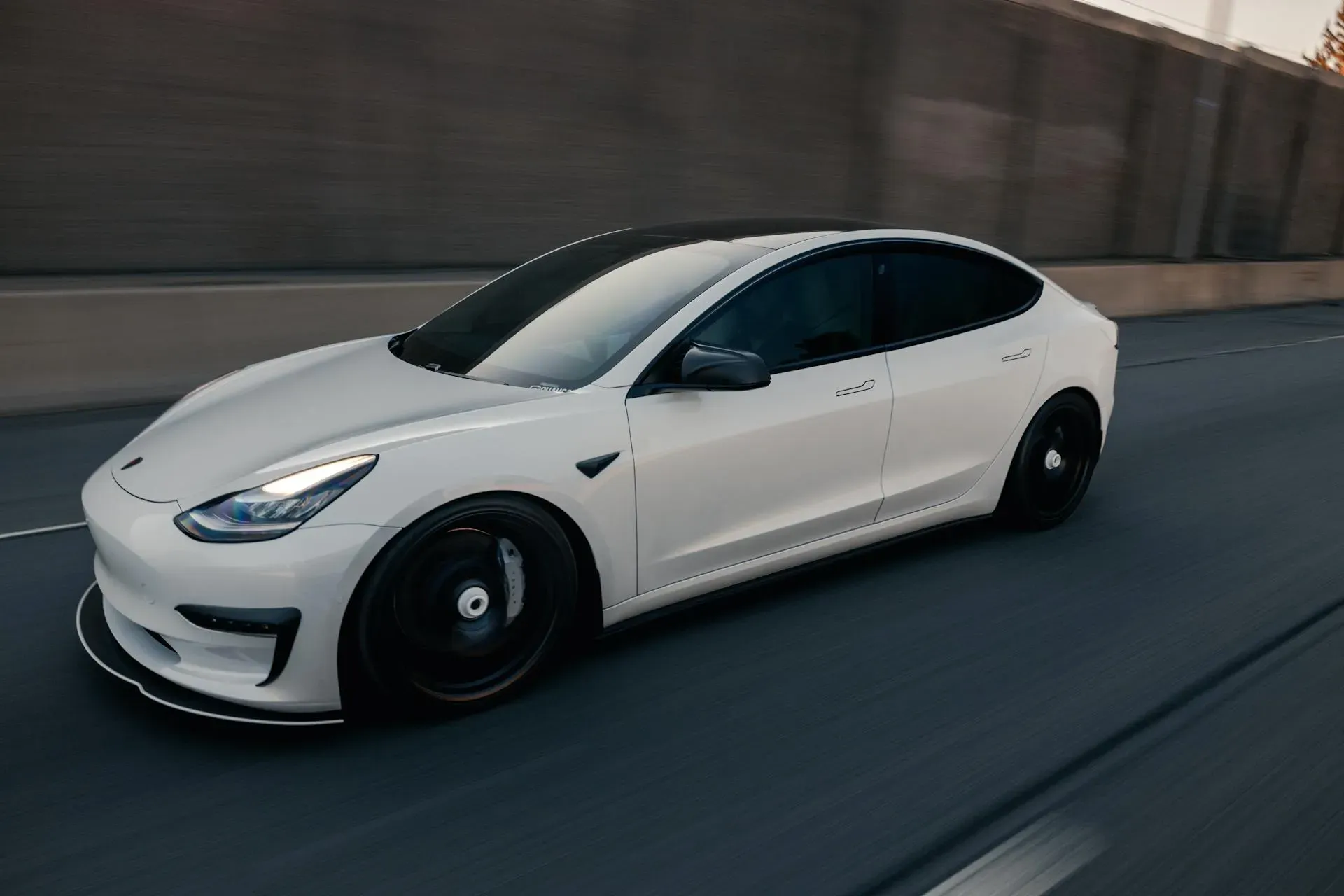 Vit Tesla med body kit