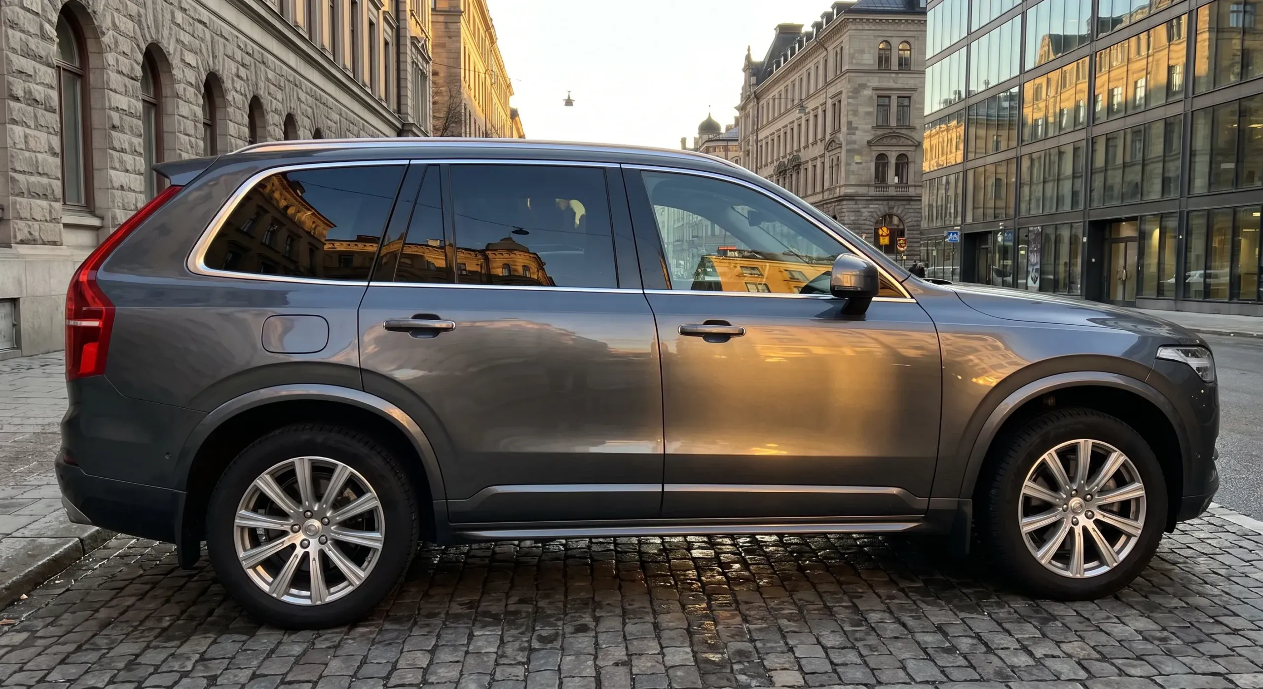 Elegant modern bil parkerad på stadsgata i Stockholm med tonade fönster
