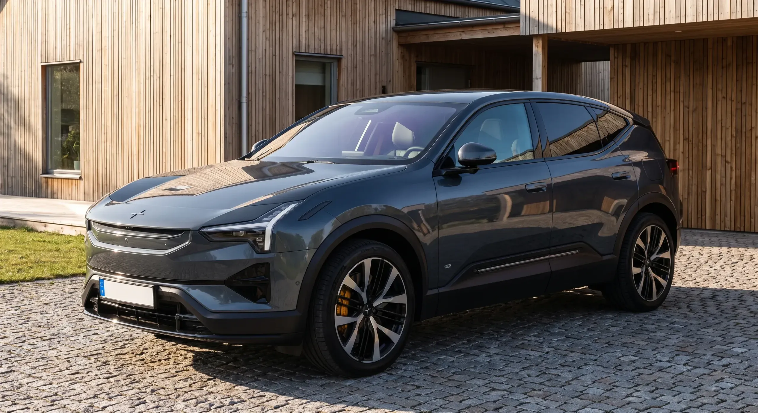 Elegant modern bil med tonade rutor parkerad på solig gata i Norrtälje