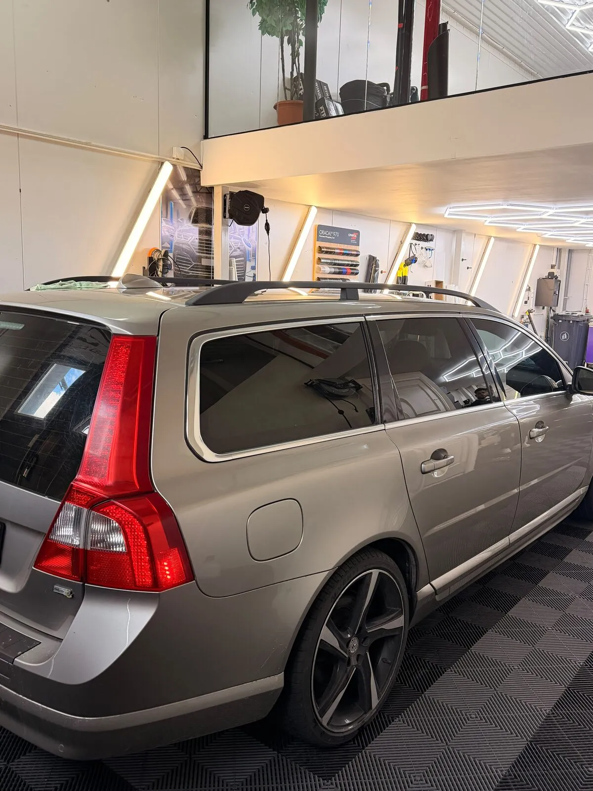 Silverfärgad Volvo V70 med tonade bakre rutor i FTF Solfilms studio